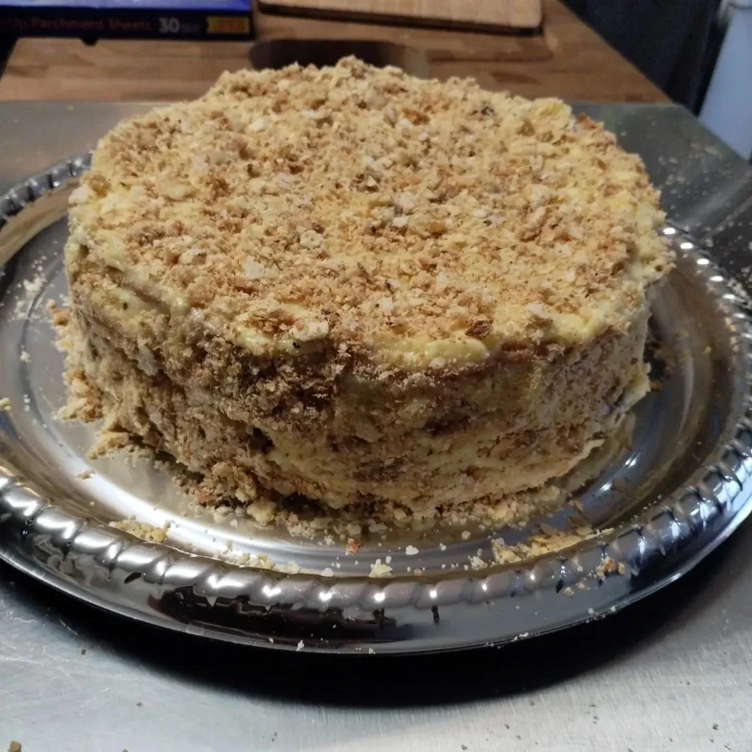 Greitas tinginių tortas "Napoleonas" su sausainiais ir plikytu kremu