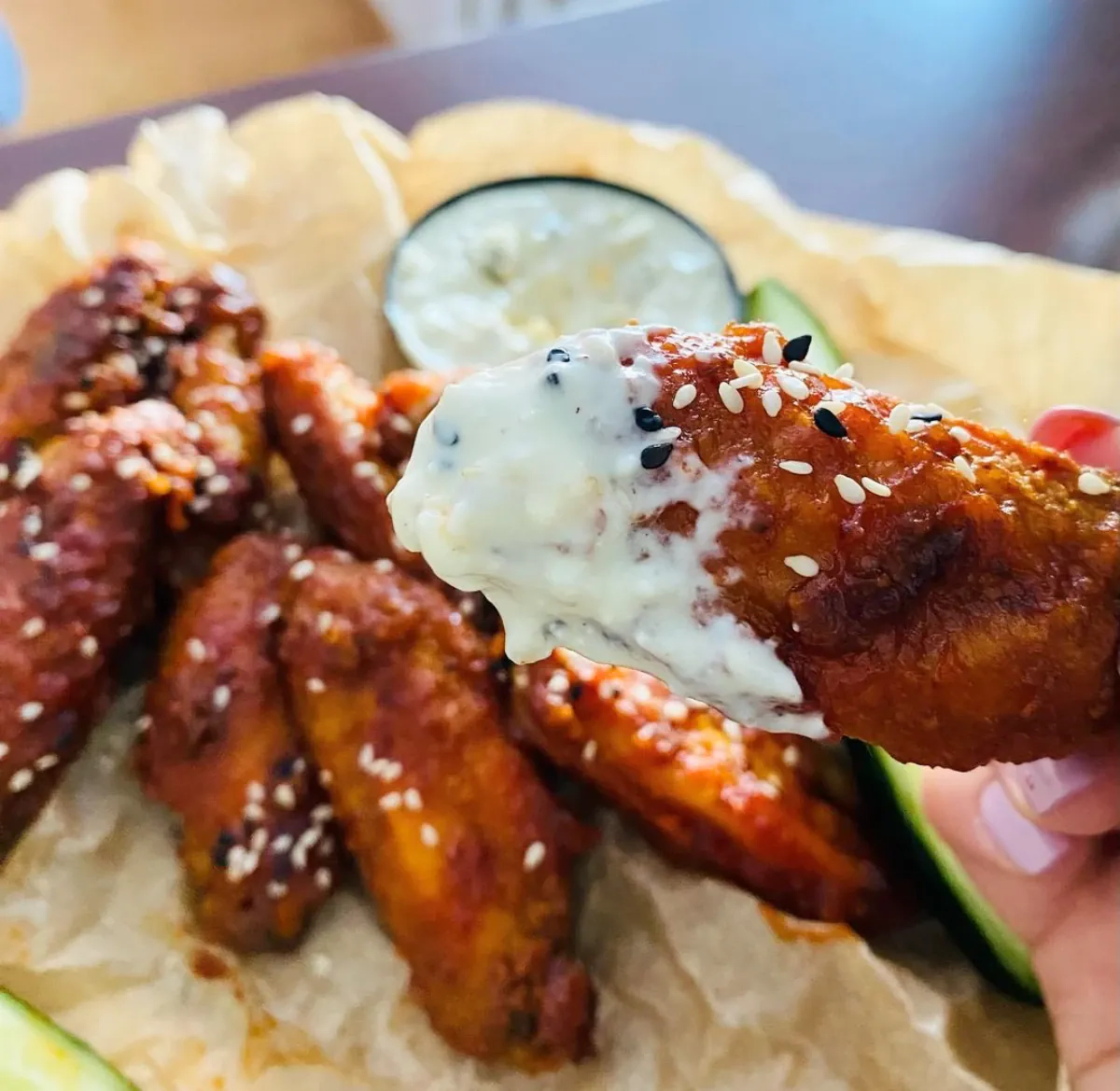 Aitrūs sparneliai su pelėsinio sūrio padažu