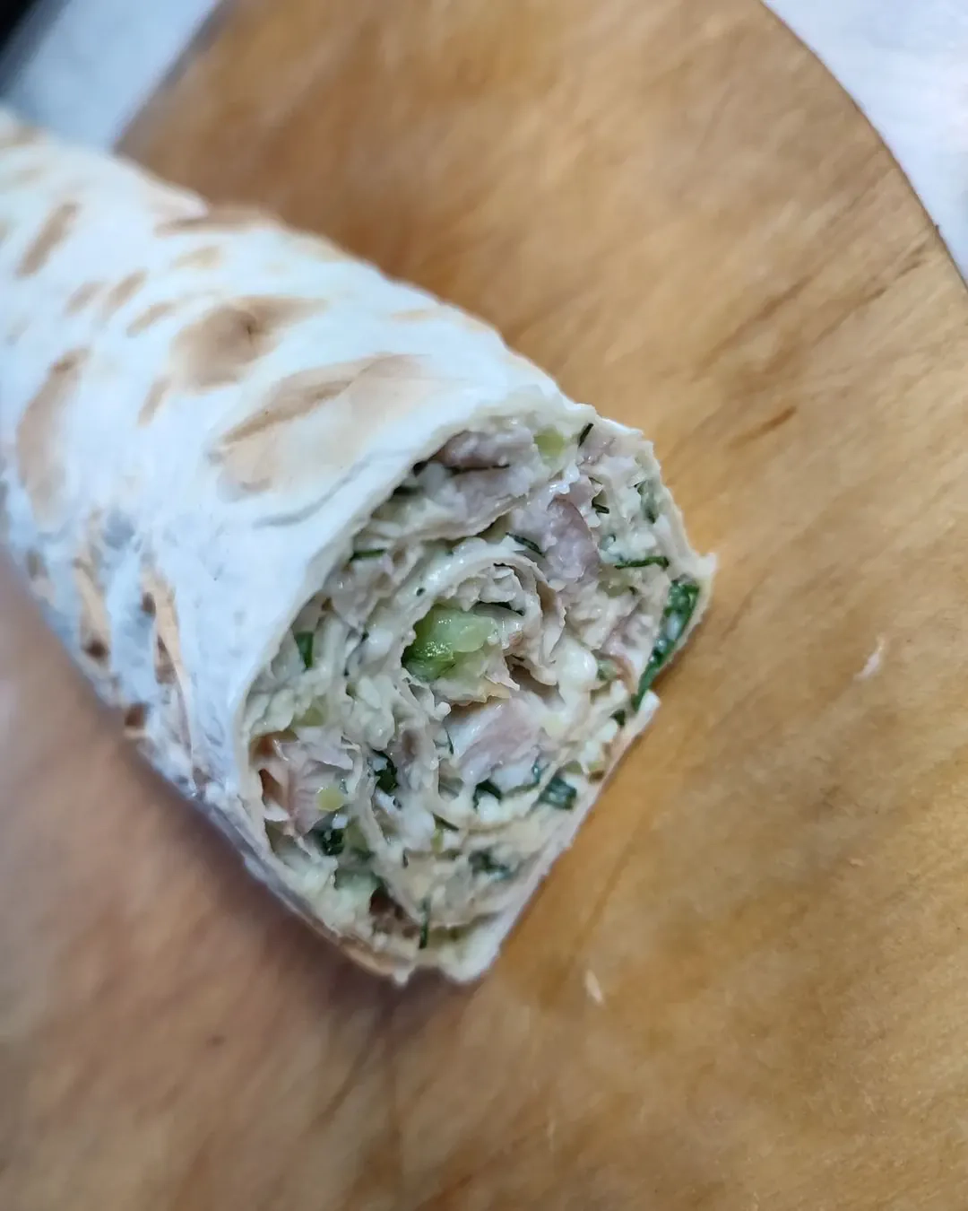 Lavašo suktinukai su rūkyta skumbre ir tepamu sūreliu