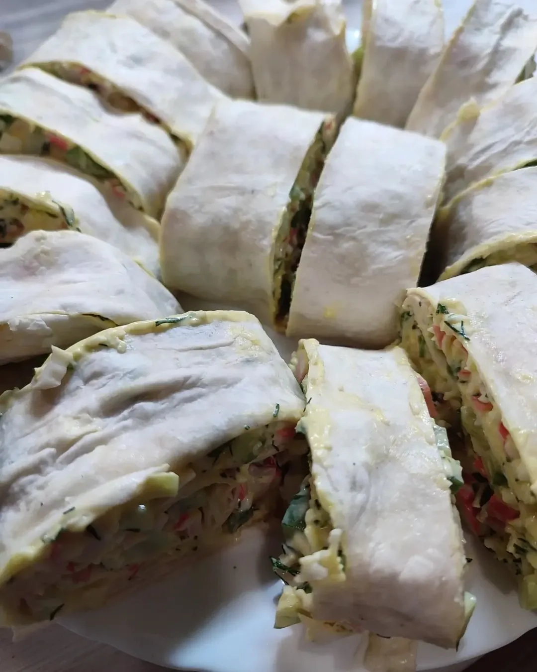 Lavašo suktinukai su rūkyta skumbre ir tepamu sūreliu