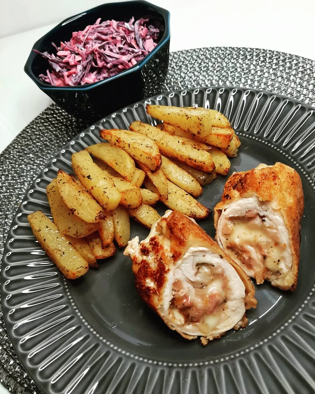 Tobuli vištienos suktinukai su šonine ir sūrio įdaru