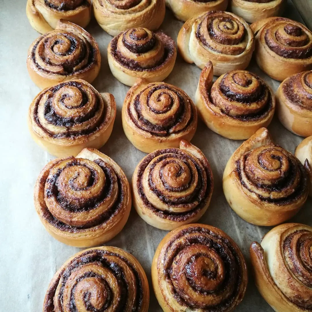 Legendinės cinamoninės bandelės su kreminio sūrio glajumi