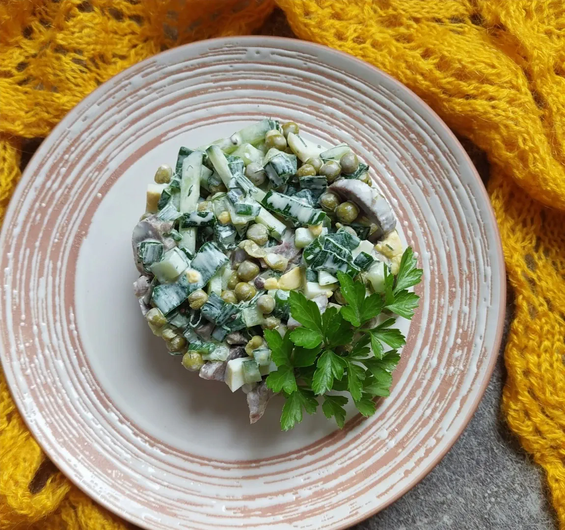 Mišrainė su vištų skrandukais, kiaušiniais ir žirneliais