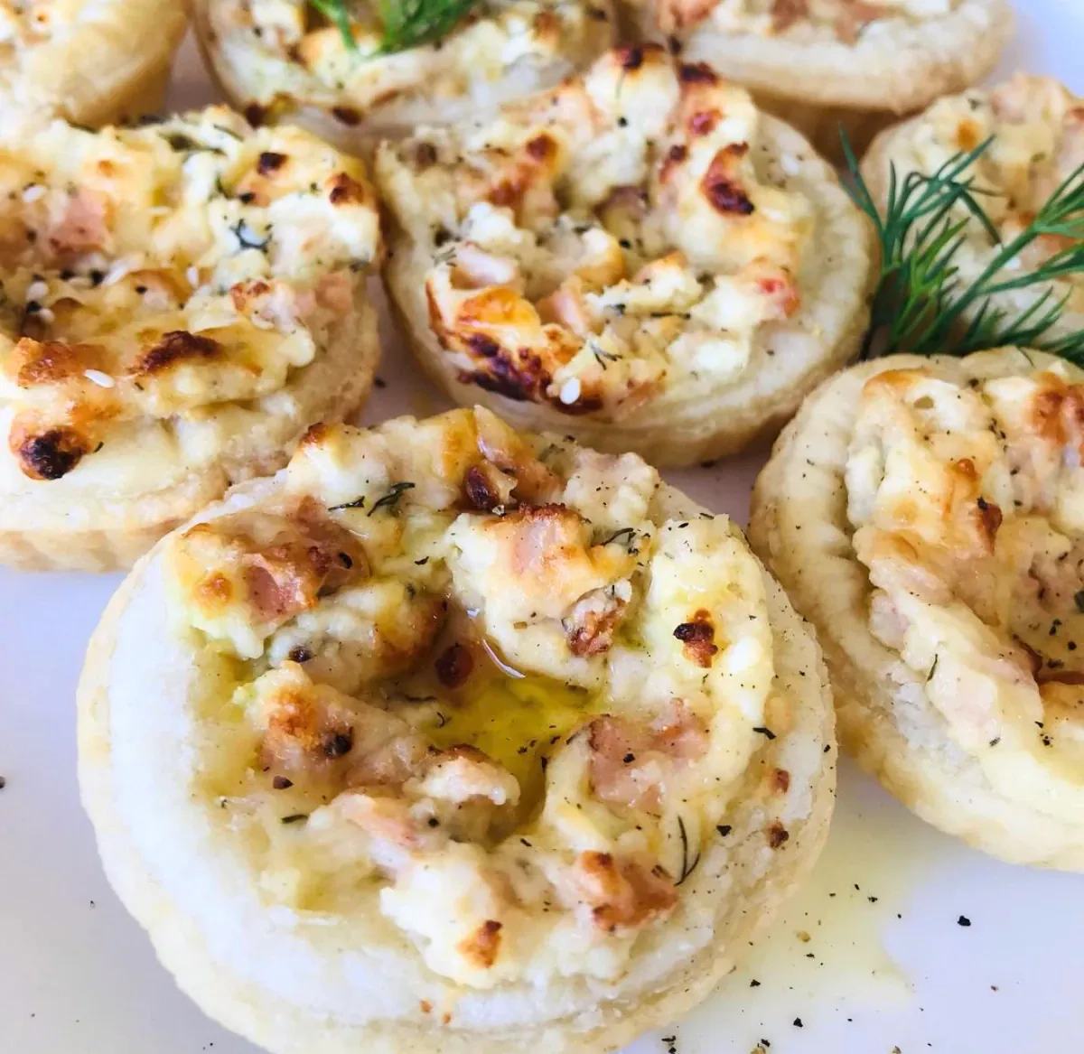 Sluoksniuotos tešlos krepšeliai su varške ir vištiena