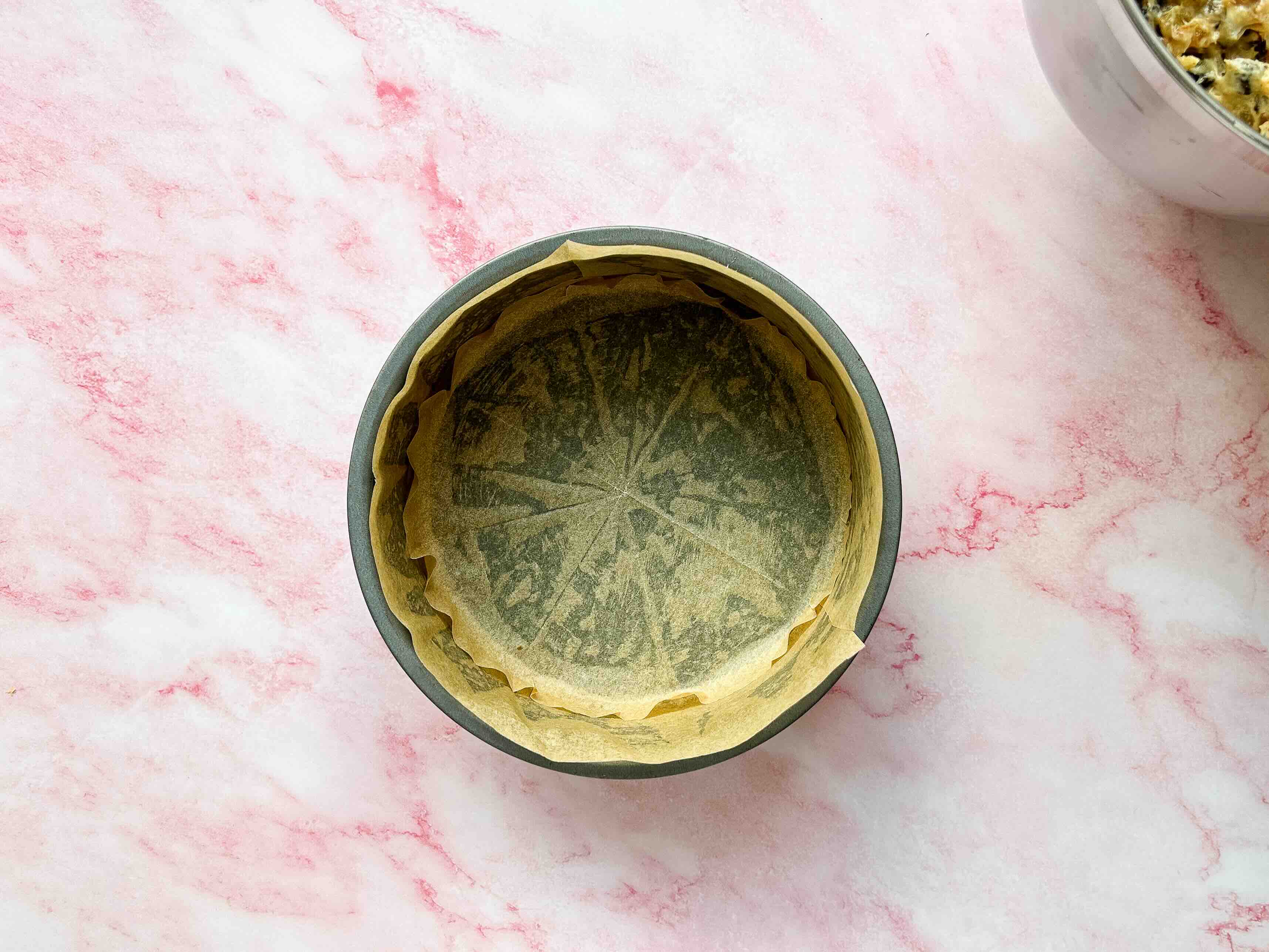 forma ištiesta kepimo popieriumi