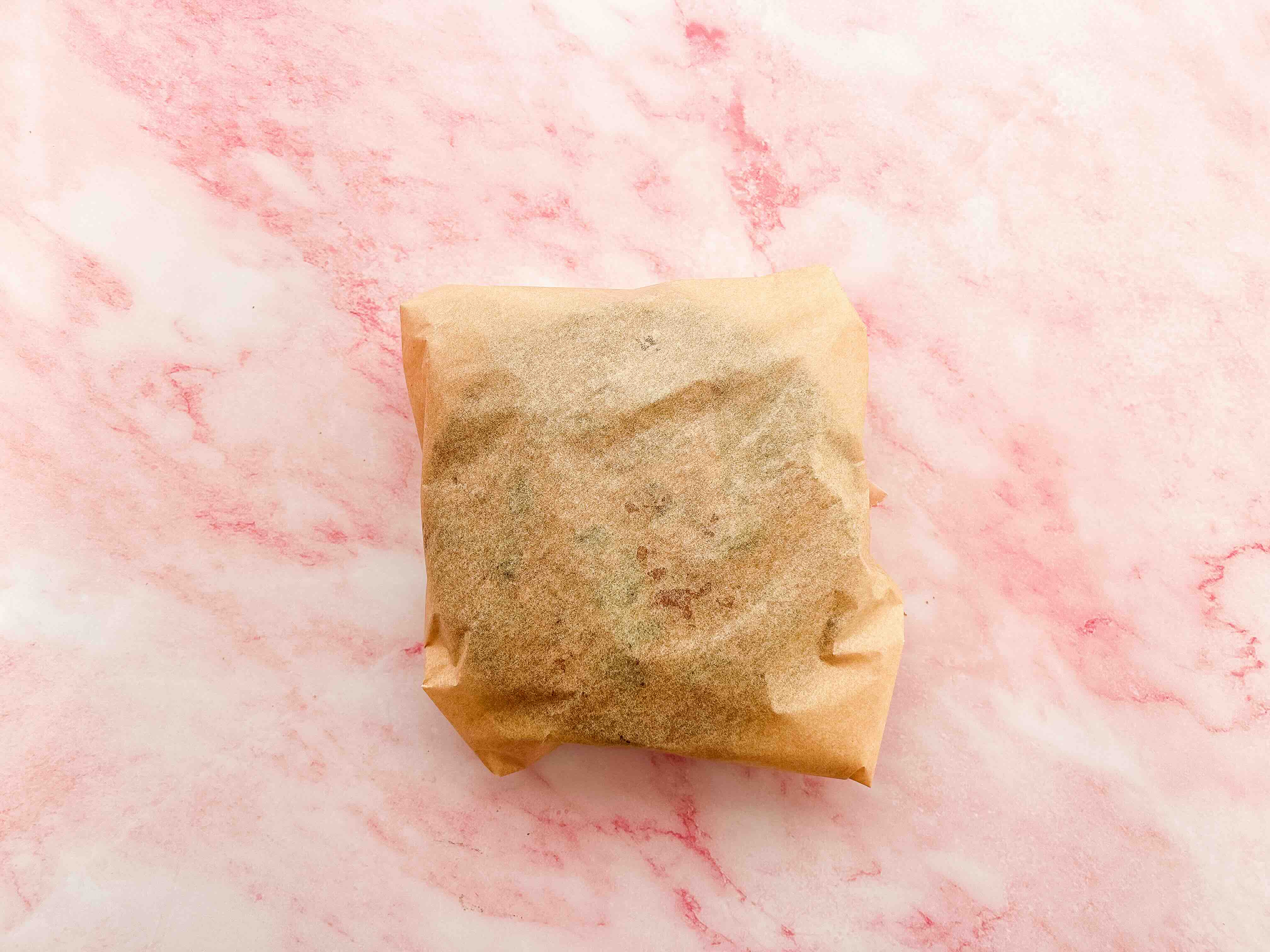 pyragas suvyniotas kepimo popieriuje