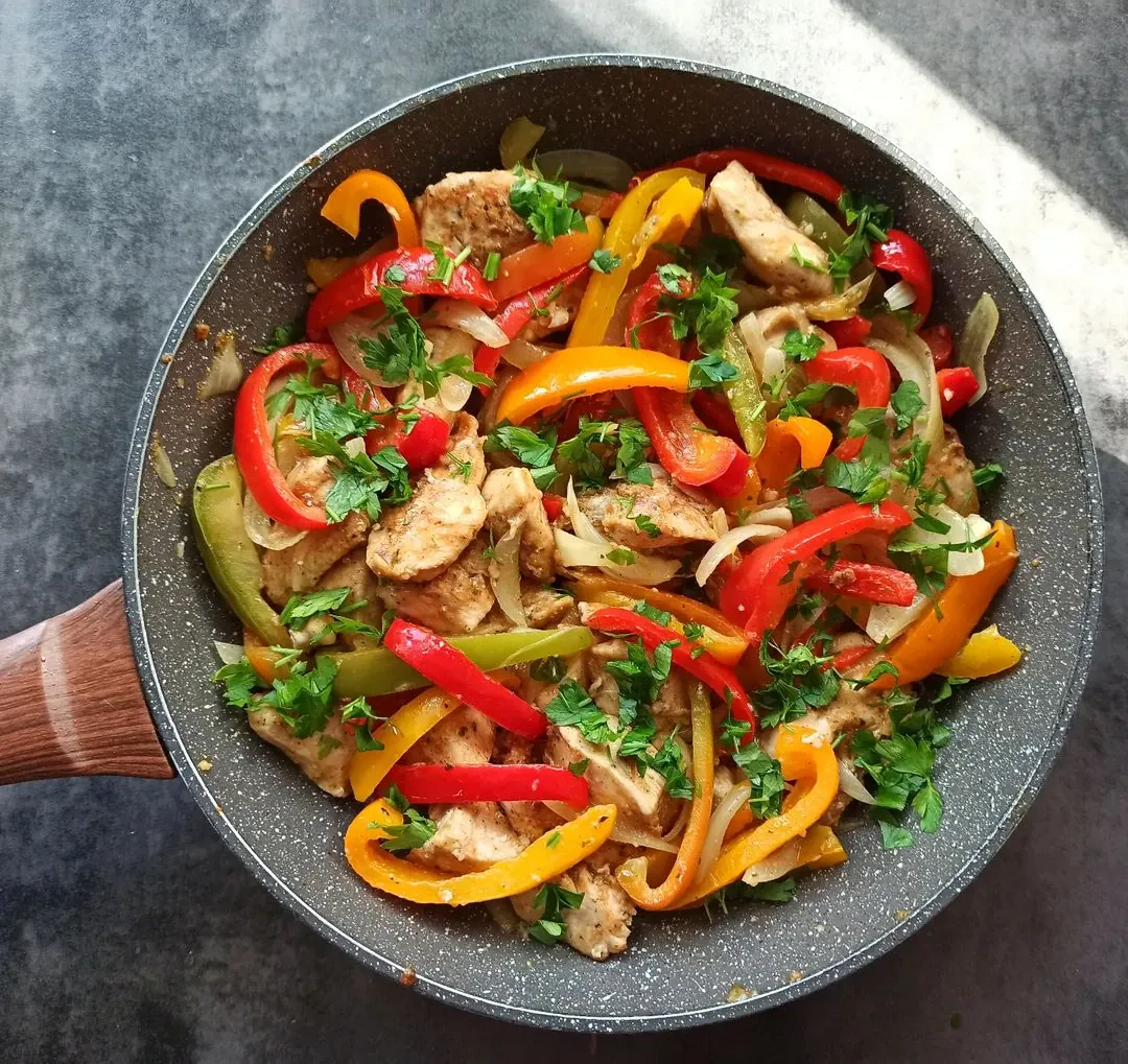 Vištiena kiniškai juodųjų pupelių padaže, su žaliosiomis paprikomis