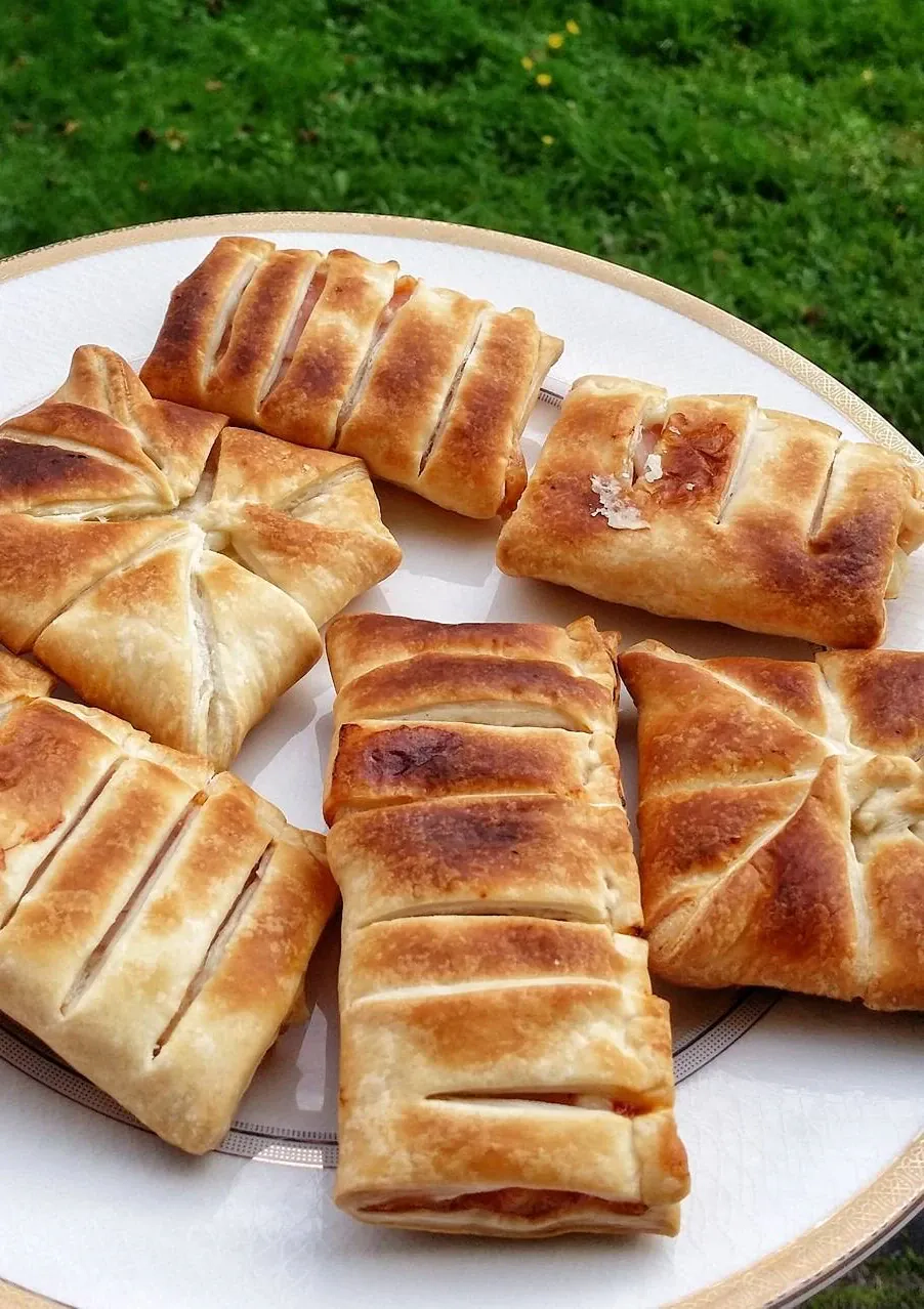 Karšti vieno kąsnio - sluoksniuotos tešlos užkandžiai su dešrelėmis