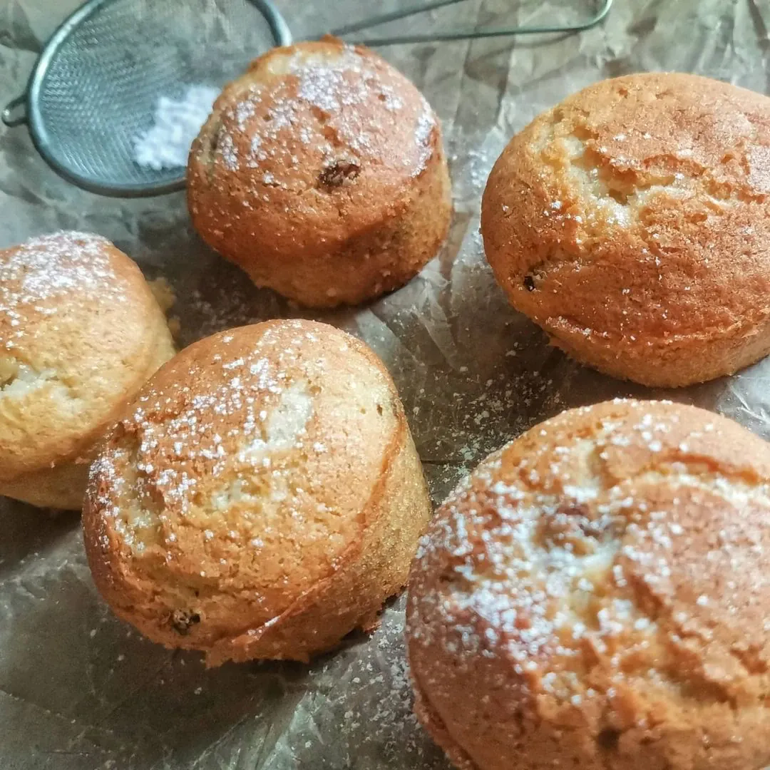 Purūs grietininiai keksiukai su razinomis