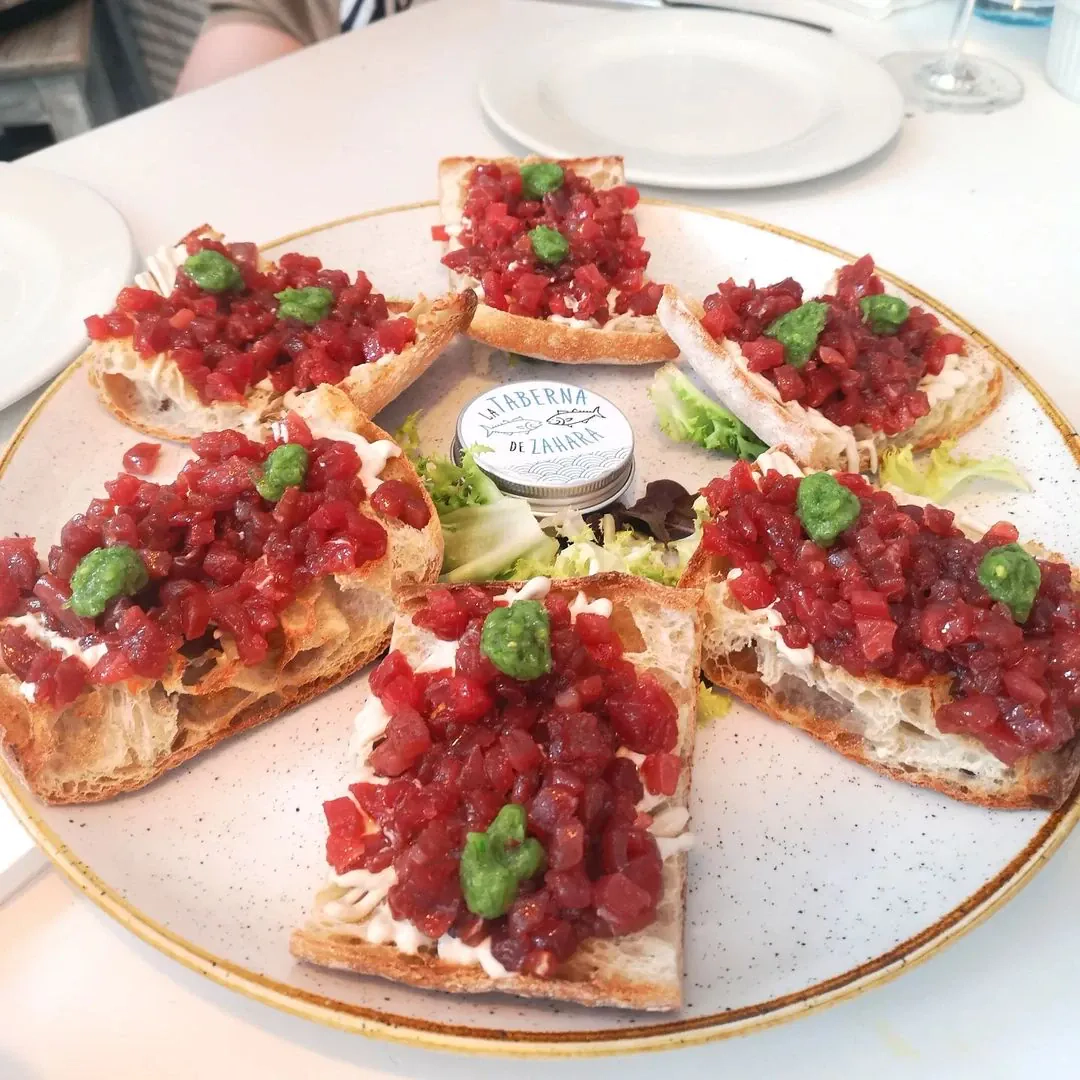 Jautienos tartaras su marinuotais agurkėliais ir Dižono garstyčiomis