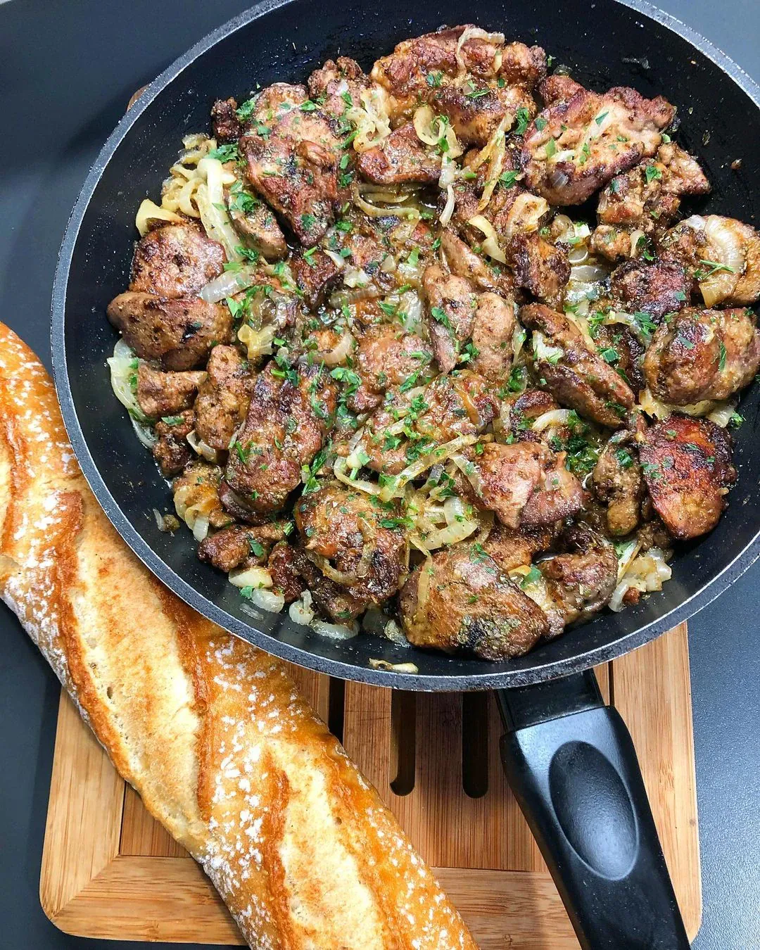 Keptos vištienos kepenėlės su svogūnais