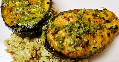 Žiedinio kopūsto kuskusas su kepta lašiša ir pesto padažu