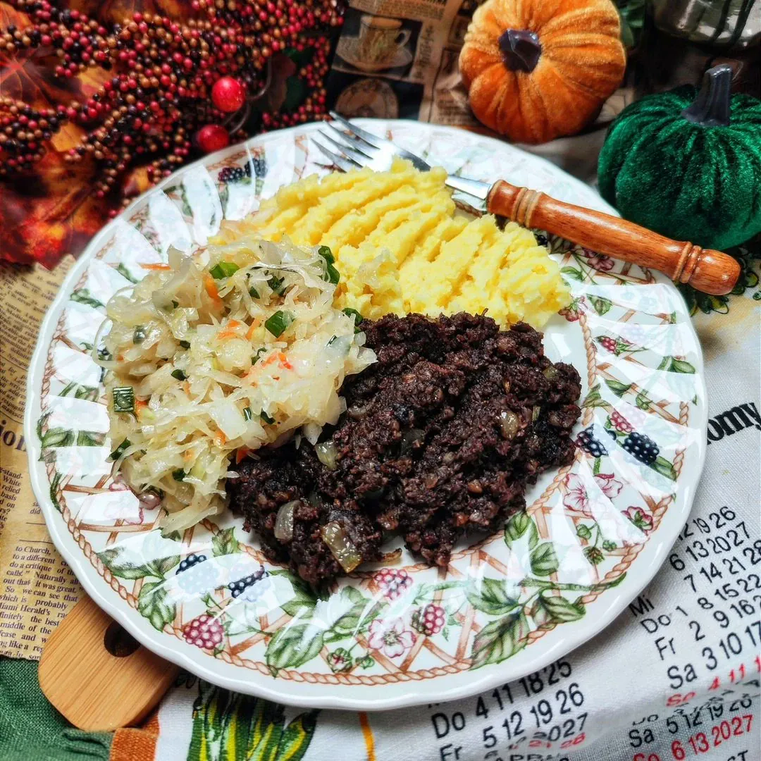 Kaszanka smażona z cebulką i puree ziemniaczanym