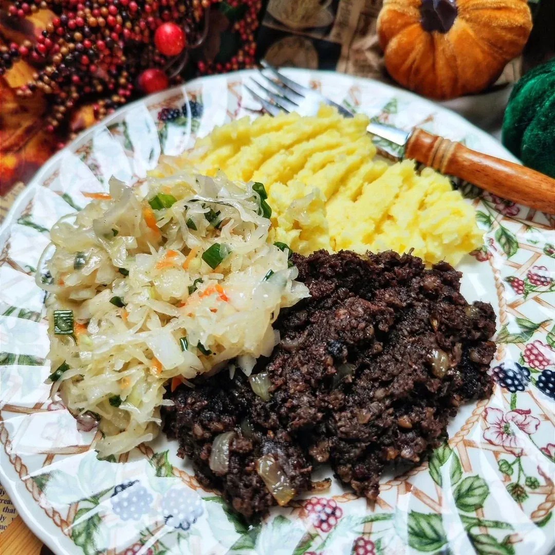 Kaszanka smażona z cebulką i puree ziemniaczanym