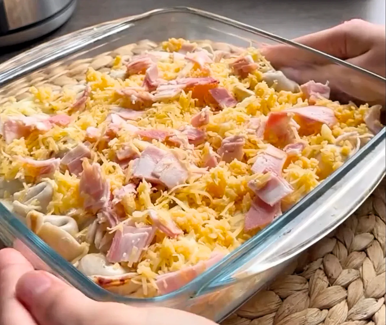 Koldūnų užkepėlė su grietinėlės ir sūrio padažu