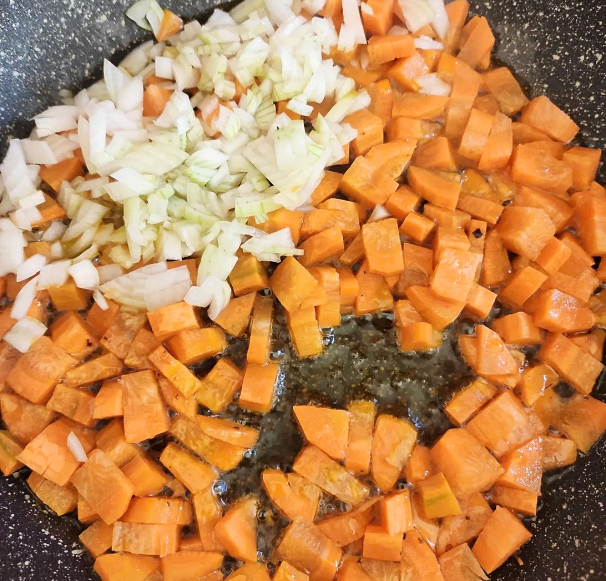 svogūnai ir morkos keptuvėje