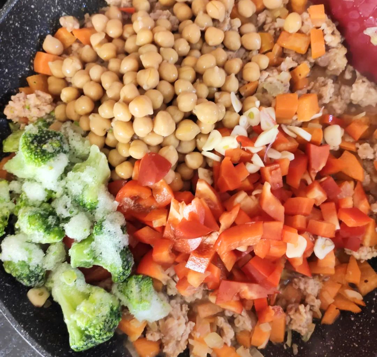 brokoliai ir paprika keptuvėje