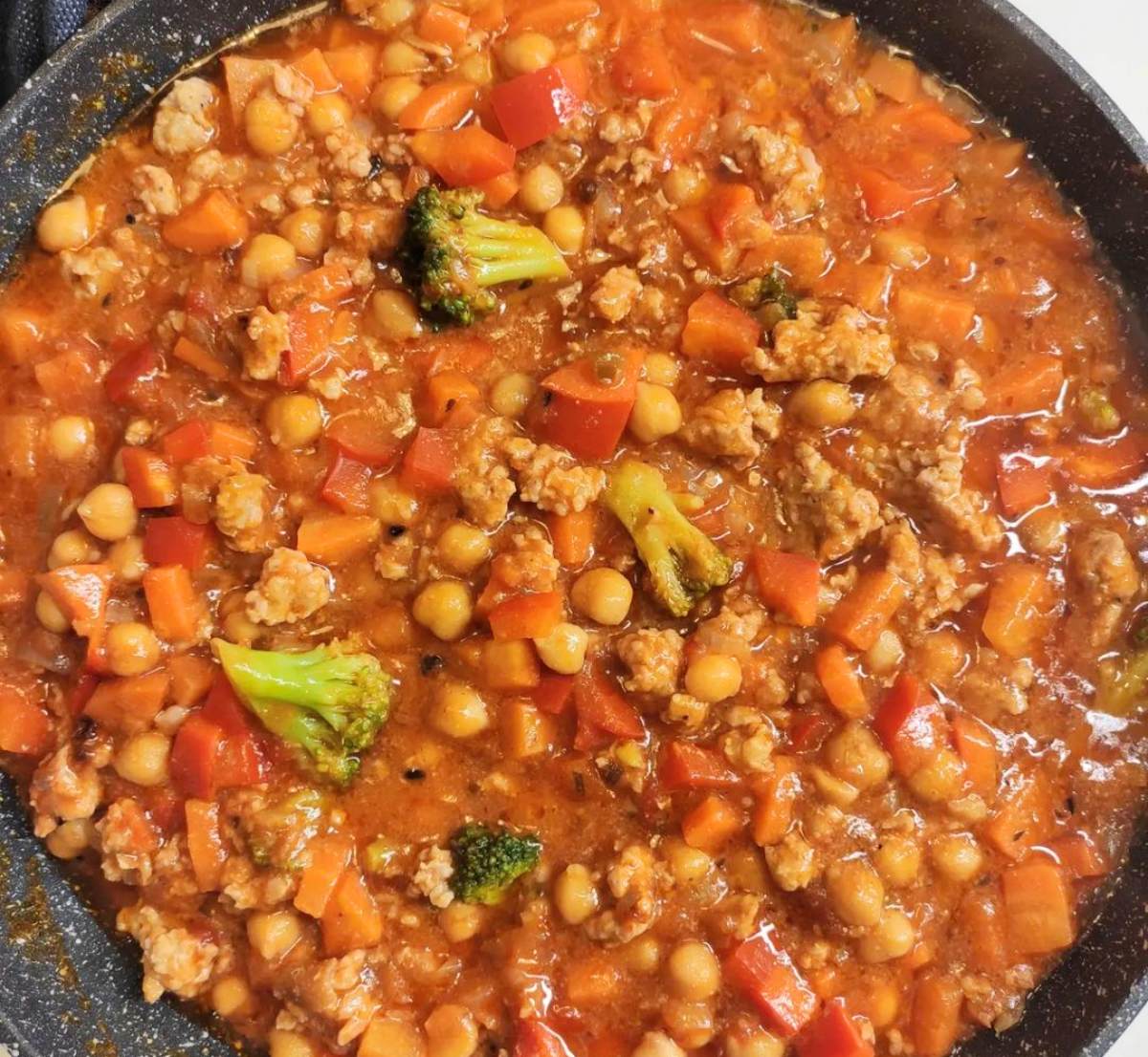 Maltos vištienos troškinys su avinžirniais ir daržovėmis