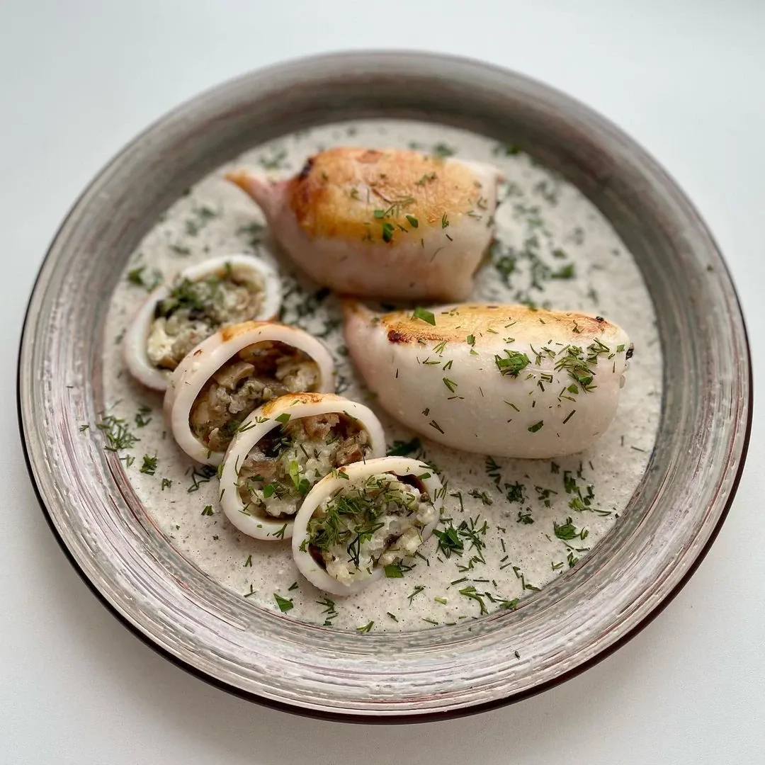 Įdaryti kalmarai su šonine ir pievagrybiais