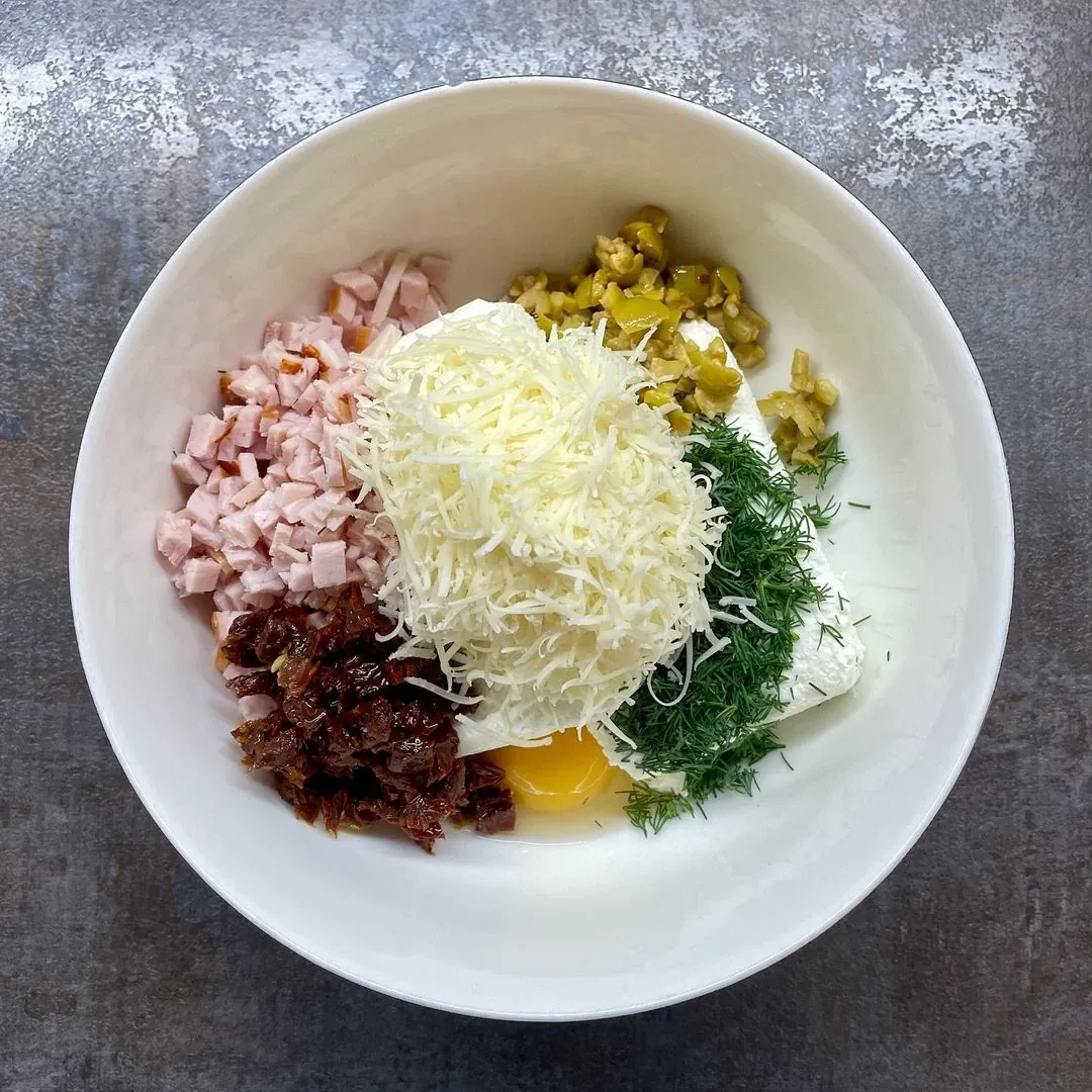 Nesaldūs varškėčiai su mėsa ir saulėje džiovintais pomidorais