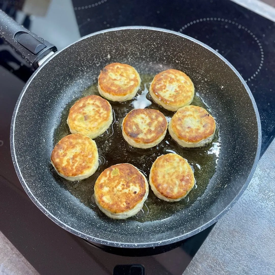 Nesaldūs varškėčiai su mėsa ir saulėje džiovintais pomidorais