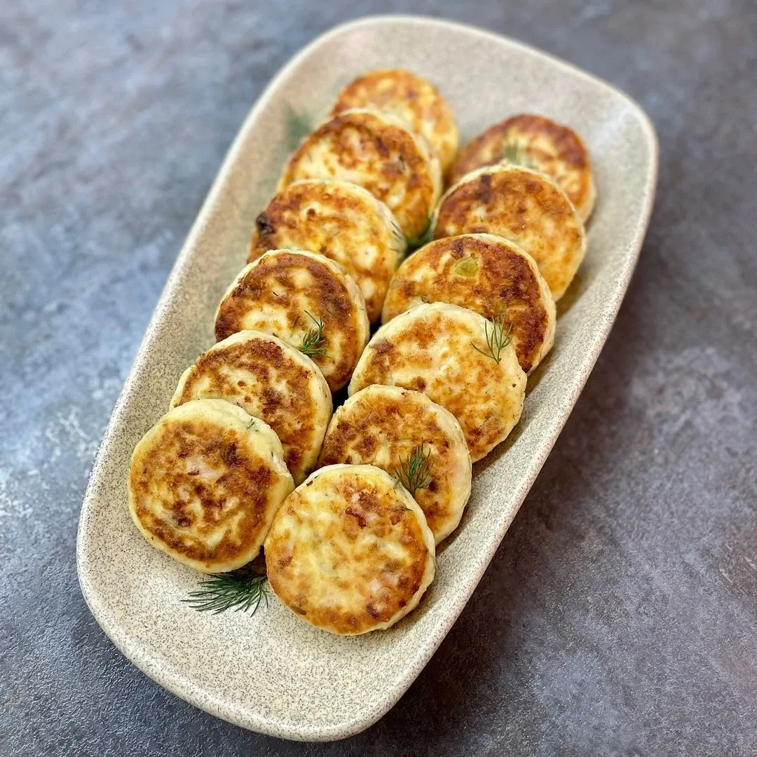 Nesaldūs varškėčiai su mėsa ir saulėje džiovintais pomidorais