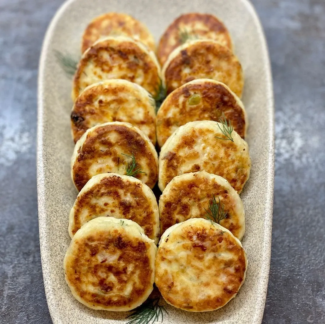 Nesaldūs varškėčiai su mėsa ir saulėje džiovintais pomidorais