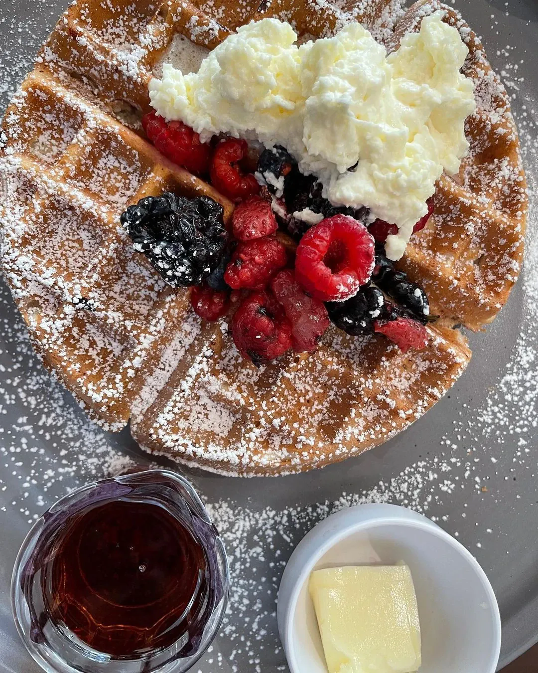 Purūs ir minkšti mieliniai vafliai su pienu