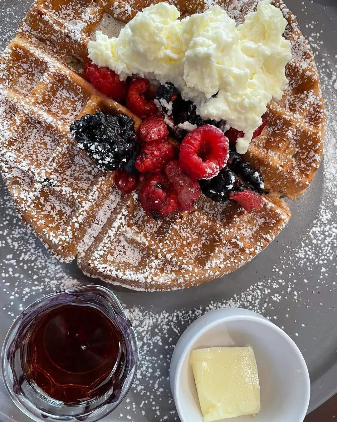 Purūs ir minkšti mieliniai vafliai su pienu