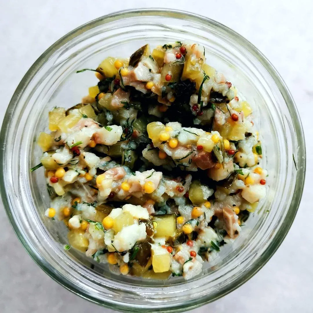 Greitas silkės tartaras su agurkais ir garstyčiomis