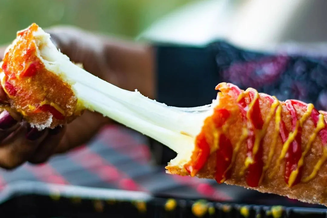 Corn dog receptas - dešrelės su sūriu tešloje