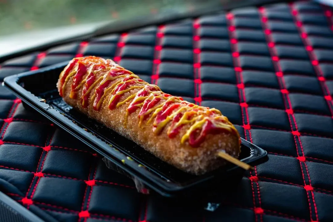 Corn dog receptas - dešrelės su sūriu tešloje