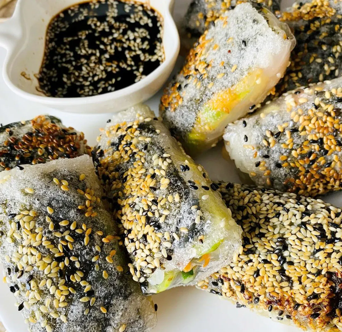 Kepti suši suktinukai su lašiša ir avokadais