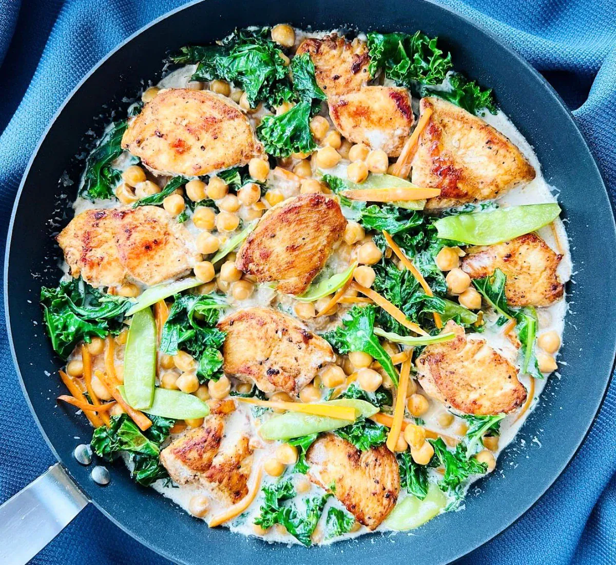 Vištiena kokosų pieno padaže su avinžirniais