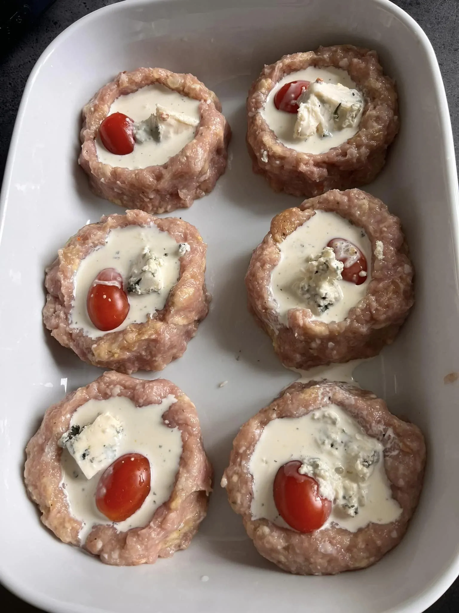 Vištienos kotletai "Baseinukai" - maltos mėsos lizdeliai su pelėsiniu sūriu ir vyšniniais pomidorais