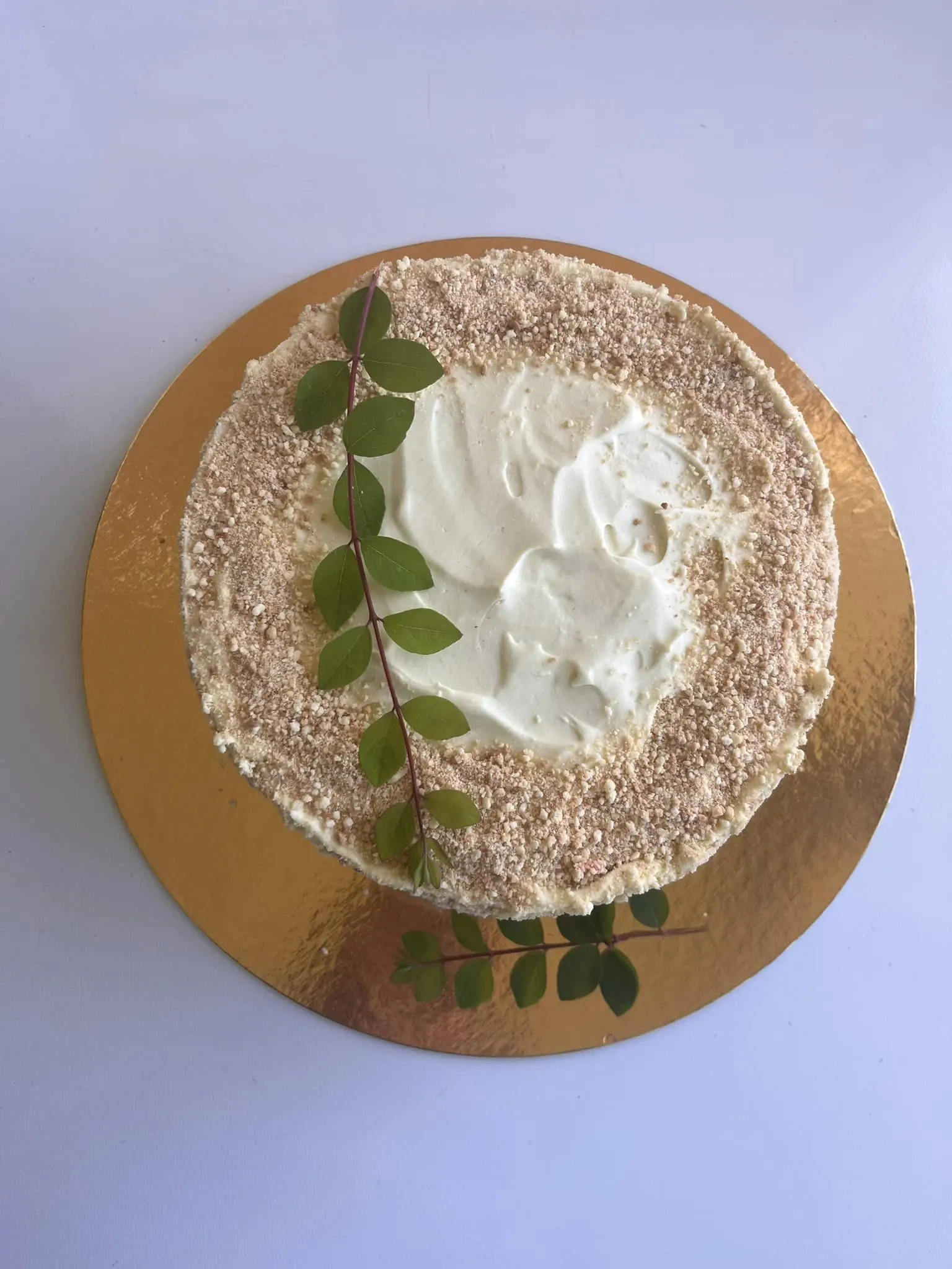 Medaus tortas su pistacijų pasta ir avietėmis