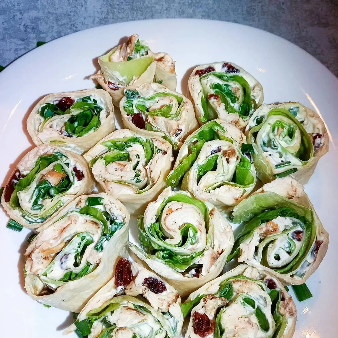 Tortilla z kurczakiem, serkiem śmietankowym i żurawiną Tortilla z kurczakiem, serkiem śmietankowym i żurawiną