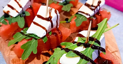 Przekąska z arbuzem, rukolą i serem camembert na jeden kęs