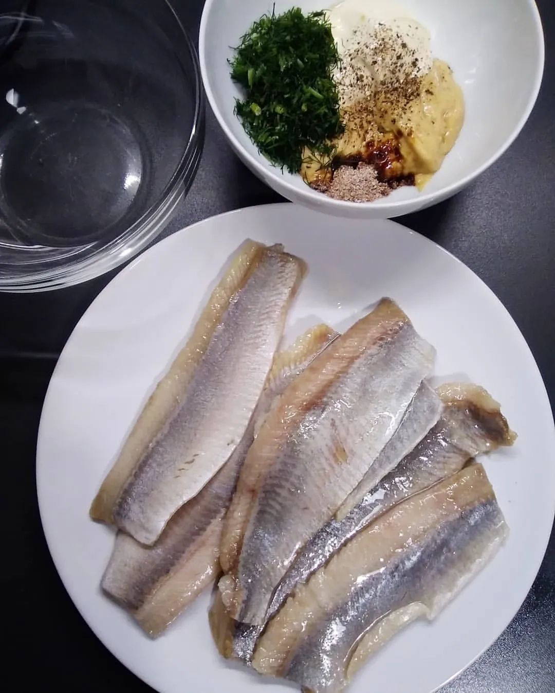 Silkė garstyčių, majonezo ir rudojo cukraus marinate