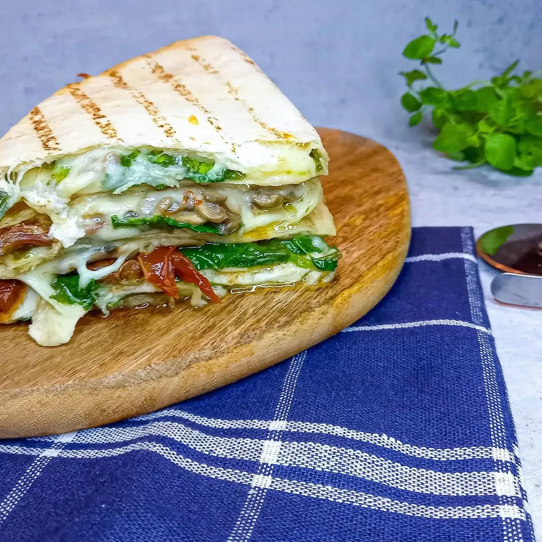 Wegetariańska quesadilla z pieczarkami, szpinakiem i suszonymi pomidorami