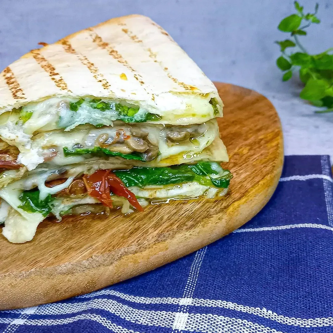 Wegetariańska quesadilla z pieczarkami, szpinakiem i suszonymi pomidorami