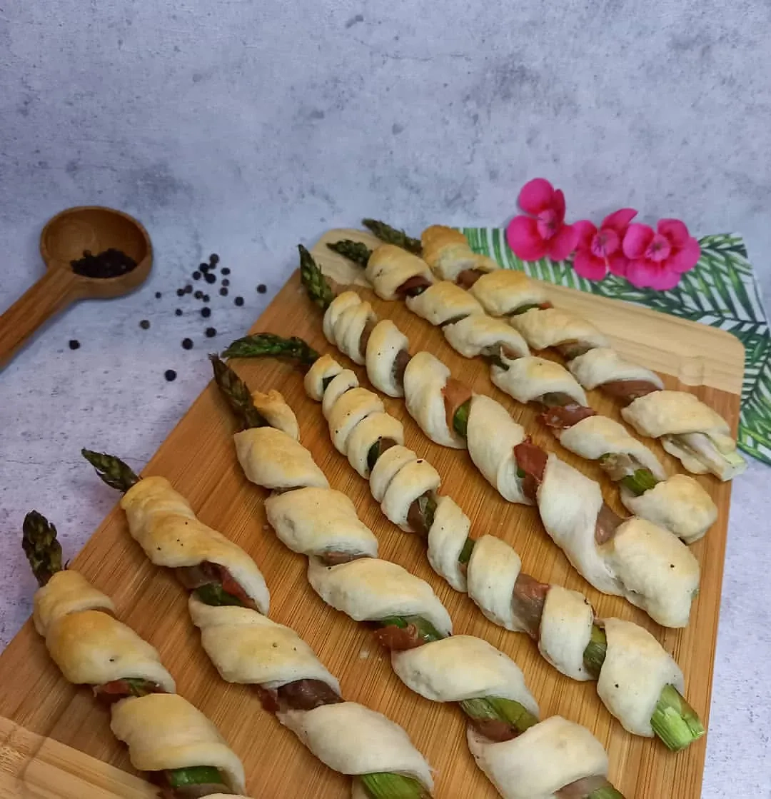 Szparagi w cieście francuskim z szynką parmeńską