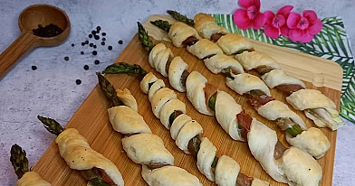Szparagi w cieście francuskim z szynką parmeńską