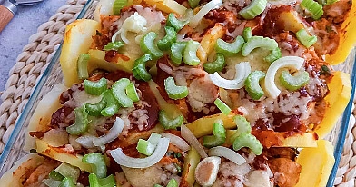 Zapiekanka ziemniaczana z pulpetami drobiowymi w sosie pomidorowym