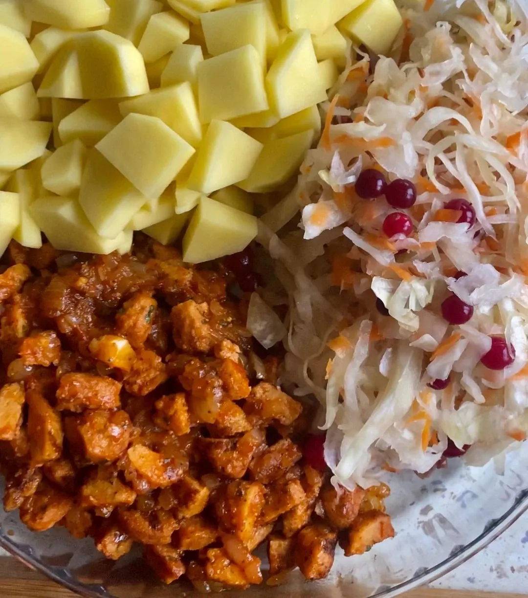 Vegetariški čenakai su sojos ir kviečių baltymų filė bei raugintais kopūstais