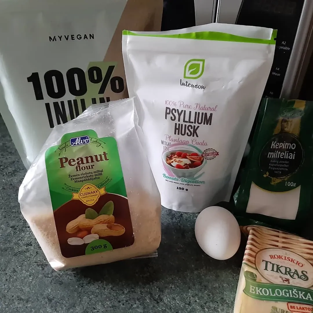 KETO pusryčių sumuštinis su žemės riešutų ir sūrio vafliais