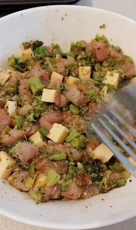 Muffinki wytrawne (kotleciki) z filetem z kurczaka i brokułami 💛💚