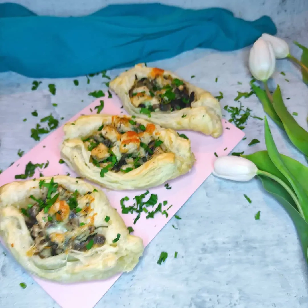 Łódeczki z ciasta francuskiego z kurczakiem i pieczarkami