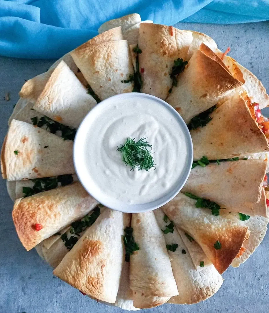 Quesadilla z kurczakiem i sosem taco – Meksykańska uczta