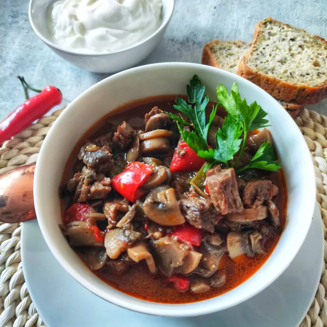 Boeuf strogonow – tradycyjny gulasz wołowy z pieczarkami i papryką